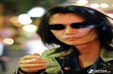 铃木雅之没戴墨镜的照片